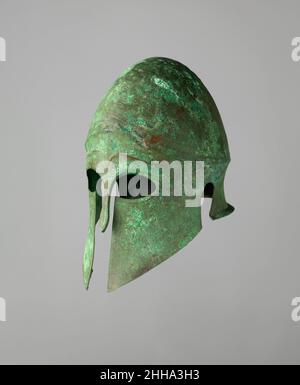 Helm des korinthischen Typs und Paar Greaves Anfang des 5th. Jahrhunderts v. Chr. Griechisch dieser Helm und das Paar Greaves (Schienbeinen-Wache), Oder Cnemiden, die sie ergänzen, gehören zu den Schlüsselelementen eines Panoplys, dem Satz von Offensivwaffen und Verteidigungswaffen, die ein griechischer Krieger im Kampf eingesetzt hätte. Die komplette Palette hätte typischerweise auch einen Speer, einen Schild und ein Schwert enthalten.der Helm stammt aus der spätarchaischen Zeit (ca. 700–480 v. Chr.) und ist ein spätes Beispiel für einen Typ, der heute allgemein als korinthisch bekannt ist, der in Griechenland und in Gebieten beliebt war, die von der GRE kolonisiert wurden oder in regelmäßigem Kontakt mit ihr stehen Stockfoto
