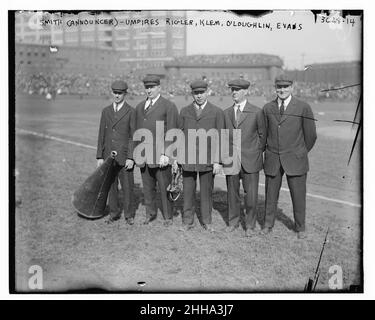 Smith (Ansager) & Schiedsrichter Charles ''Cy'' Rigler, Bill Klem, Francis ''Silk'' O'Laughlin, Billy Evans, 1915 World Series (Baseballspiele) Stockfoto