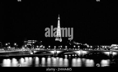 Eiffelturm bei Nacht von der seine Stockfoto