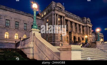 Washington DC – 19. März 2019; Frontstufen zur Kongressbibliothek, Forschungsbüro der us-amerikanischen Wahlgesetzgebung, nachts beleuchtet. Stockfoto