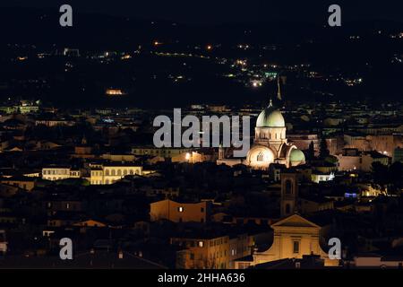 Nachtansicht der Großen Sinagoge von Florenz und der Kirche San Giuseppe. Es ist eine der größten Sinagogen der Welt. Florence, Italien - 12. Jan 2022 Stockfoto