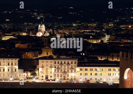 Nachtansicht der Großen Sinagoge von Florenz, der Kirche San Giuseppe und des Turms San Niccolo. Es ist eine der größten Sinagogen der Welt. Florence, Italien - 12 Stockfoto