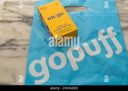 Lieferung nach Hause durch Gopuff einer Heimcovid on/go 19 Antigen Selbsttest in Orange County California Stockfoto