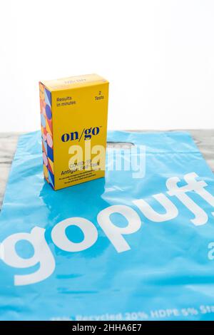 Lieferung nach Hause durch Gopuff einer Heimcovid on/go 19 Antigen Selbsttest in Orange County California Stockfoto