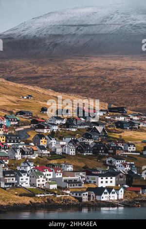 Schöne Landhäuser von Sandavagur Dorf auf Färöer Inseln. Stockfoto