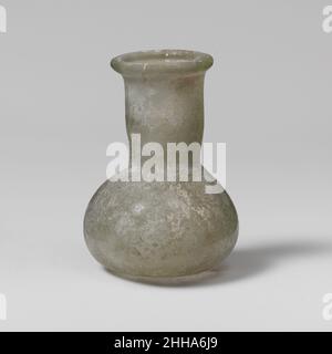 Parfümflasche aus Glas 1st. Jahrhundert n. Chr. Roman Miniatur-ParfümflascheFarblos mit hellgrünem Farbton.Rand ausgeklappt, über und in; zylindrischer Hals, mit breitem, Eingearbeitete Fläche um die Basis; hockiger Knollenkörper; kleiner, leicht konkaver Boden.intakt; stumpfend, Lochfraß und schillernde Verwitterung, die die meisten Oberflächen bedeckt. Parfümflasche aus Glas 239758 Stockfoto