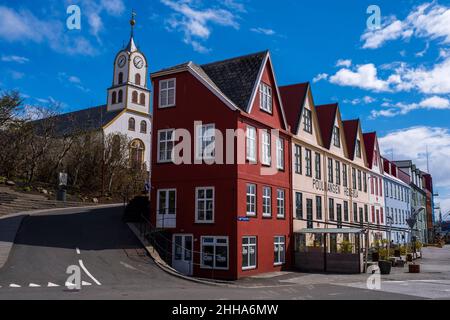 Farbenfrohe Häuser am Hafen von Torshavn auf den Färöern. Stockfoto