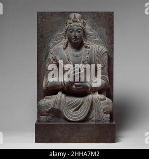 Sitzender Bodhisattva Maitreya (Buddha der Zukunft) 7th–8th Jahrhundert Afghanistan (gefunden bei Kabul) Diese Skulptur ist ein Produkt der jüngsten Periode der Großgandharan-Produktion. Es ist stilistisch mit der Shahi-Skulptur von Nord-Pakistan und Afghanistan sowie den neuesten Gandharan-Workshops wie denen in Sahri-Bahlol verwandt. Sitzender Bodhisattva Maitreya (Buddha der Zukunft). Afghanistan (in der Nähe von Kabul gefunden). 7th–8th Jahrhundert. Schiefer Skulptur Stockfoto