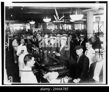 1919 - Innere einer überfüllten Bar kurz vor Mitternacht, als das Kriegsverbot in New York City in Kraft trat. Stockfoto