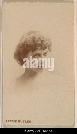 Tessie Butler, aus der Schauspielerserie (N246), Typ 1, herausgegeben von Kinney Brothers zur Förderung von Sporting Extra Cigarettes ca. 1890 herausgegeben von Kinney Brothers Tobacco Company American Trade Cards aus dem Set 'Actresses' (N246), herausgegeben ca. 1890 von Kinney Brothers Tobacco zur Förderung des Sports von Extra-Zigaretten. Es gibt zwei Arten von Karten in der Serie, die sich je nach Größe unterscheiden. Tessie Butler, aus der Schauspielerserie (N246), Typ 1, herausgegeben von Kinney Brothers zur Förderung von Sporting Extra Cigarettes. Ca. 1890. Albumin-Fotografie. Herausgegeben von der Kinney Brothers Tobacco Company Stockfoto