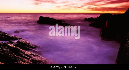 Sonnenaufgang am Atlantischen Ozean entlang der Küste von Neuengland Stockfoto