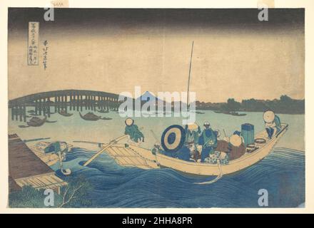 Sonnenuntergang über der Ryōgoku-Brücke vom Onmayagashi-Ufer (Onmayagashi yori Ryōgokubashi sekiyō o miru) aus der Serie 36 Ansichten des Fuji-Berges (Fugaku sanjūrokkei) ca. 1830–32 Katsushika Hokusai Japanisch. Blick auf den Sonnenuntergang über der Ryōgoku-Brücke vom Onmayagashi-Ufer (Onmayagashi yori Ryōgokubashi sekiyō o miru) aus der Serie 36 Ansichten des Fuji-Berges (Fugaku sanjūrokkei) 53845 Stockfoto