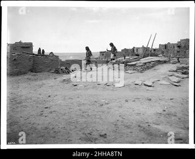 Schlange Priester bei Sonnenaufgang zu jagen für zeremonielle Schlangen am ersten Tag der Snake Dance Zeremonie am Pueblo von Oraibi, Arizona, 1898 Stockfoto