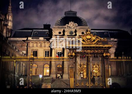 Paris bei Nacht   Palais de Justice Stockfoto