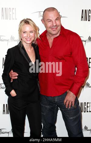 **DATEI FOTO** Thierry Mugler ist verstorben. Naomi Watts und Thierry Mugler bei der neuen Kampagne für Angel von Thierry Mugler im IAC Building in New York City. 23. Juni 2011 Quelle: mpi13/MediaPunch Stockfoto