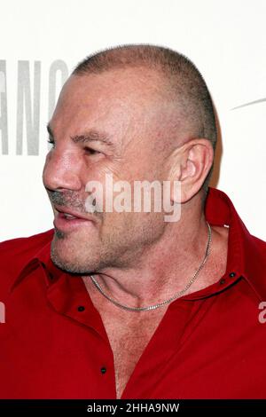 **DATEI FOTO** Thierry Mugler ist verstorben. Thierry Mugler bei der neuen Kampagne Enthüllung für Angel von Thierry Mugler im IAC Gebäude in New York City. 23. Juni 2011 Quelle: mpi13/MediaPunch Stockfoto