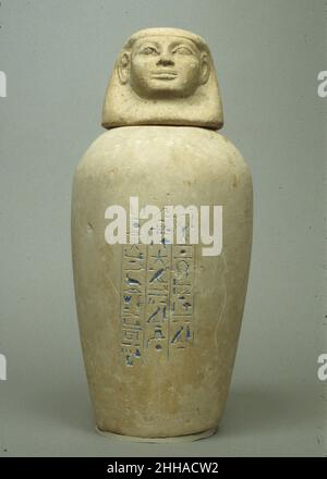 Canopic Jar of Manhata Ca. 1479–1425 v. Chr. Neues Königreich Dies ist eines von zwei Kanopischen Gefäßen mit dem Namen Manhata, die im Museum ausgestellt sind (siehe auch 18,8.1a, b). Ursprünglich hatte Manhata vier solche Gefäße, die jeweils eines der vier inneren Organe (Leber, Lunge, Magen und Darm) enthalten sollten, die während des Mumifizierungsprozesses entfernt wurden. Der Text auf diesem Gefäß stellt die Orgel im Inneren unter den Schutz von Duamutef, einem der vier Söhne des Horus.Manhata, dessen Name darauf hindeutet, dass sie aus Westasien kam, hatte auch ein silbernes Trankopfer (18,8.22a, b) und ein Herzamulett (26,8.144) insci Stockfoto