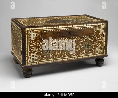 Badebox 17th–18th Jahrhundert die Technik der Intarsien und Einlegearbeiten von Holz mit kontrastierendem Material erfreut sich in Ägypten seit jeher großer Beliebtheit und geht zurück auf die pharaonische Zeit. Feine Beispiele der islamischen Arbeit in der Technik stammen aus dem neunten Jahrhundert weiter. Die rechtwinklige lineare Verflechtung, die die Hauptdekorationen umgibt, sowie die Motive, die die längliche kartuschenförmige Tafel auf der Vorderseite und die Rautenform auf der Oberseite füllen, gehen direkt – und mit wenig Abwechslung – von einer solchen Dekoration ab, die auf der ägyptischen Intarsien des 9. Jahrhunderts zu finden ist. Der sogenannte Davidstern Stockfoto
