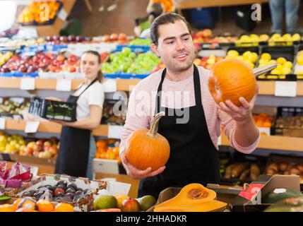Glücklicher Mann mit Kürbis in den Händen Stockfoto