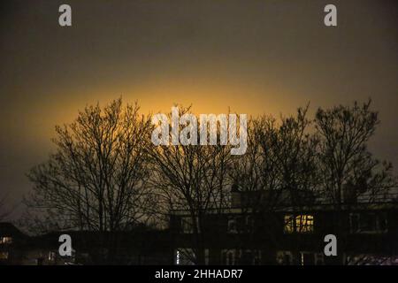 London, Großbritannien. 23rd Januar 2022. Am pechschwarzen Himmel über London ist ein orangefarbenes Licht zu sehen. Kredit: SOPA Images Limited/Alamy Live Nachrichten Stockfoto