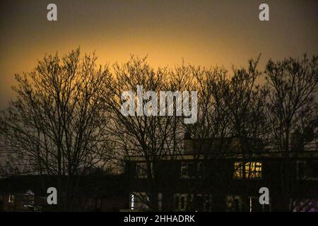 London, Großbritannien. 23rd Januar 2022. Am pechschwarzen Himmel über London ist ein orangefarbenes Licht zu sehen. Kredit: SOPA Images Limited/Alamy Live Nachrichten Stockfoto
