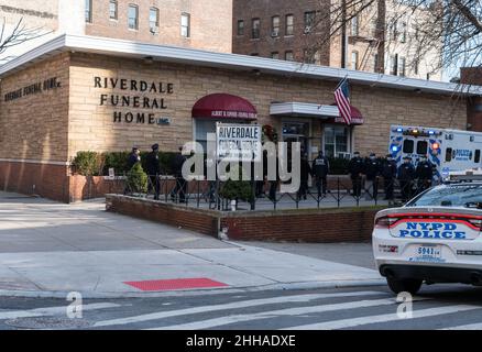 New York City, USA. 23rd Januar 2022. Der Trauerdienst für den New Yorker Polizeibeamten Jason River fand heute Morgen, 23. Januar 2022, im Funeral Home in Riverdale im Stadtteil Inwood von Manhattan, NY statt. (Foto: Steve Sanchez/SipaUSA). Quelle: SIPA USA/Alamy Live News Stockfoto