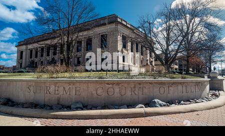 Springfield, IL – 19. März 2019; Marble Landscape Barriere neben Bürgersteig identifiziert Gebäude im Hintergrund als Illinois State Supreme Court. Stockfoto