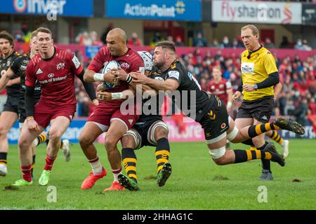 Limerick, Irland. 24th Januar 2022. Simon ZEBO von Munster will am 23. Januar 2022 beim Heineken Champions Cup, Runde 4, Pool B-Spiel zwischen Munster Rugby und Wespen im Thomond Park in Limerick, Irland, einen Versuch machen (Foto von Andrew SURMA/ Quelle: SIPA USA/Alamy Live News Stockfoto