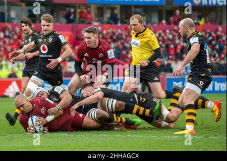 Limerick, Irland. 24th Januar 2022. Simon ZEBO aus Münster kann es am 23. Januar 2022 beim Heineken Champions Cup, Runde 4, Pool B-Spiel zwischen Munster Rugby und Wespen im Thomond Park in Limerick, Irland, versuchen (Foto von Andrew SURMA/ Quelle: SIPA USA/Alamy Live News Stockfoto