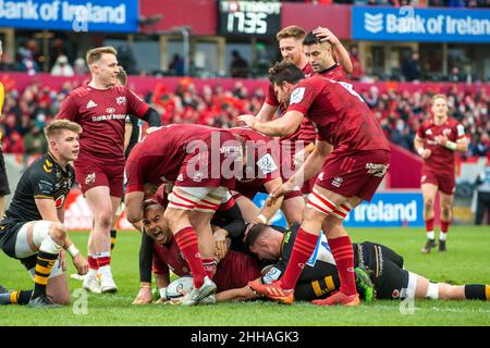 Limerick, Irland. 24th Januar 2022. Simon ZEBO von Münster feiert das Tor mit seinen Teamkollegen während des Heineken Champions Cup, Runde 4, Pool B-Match zwischen Munster Rugby und Wespen am 23. Januar 2022 im Thomond Park in Limerick, Irland (Foto von Andrew SURMA/ Quelle: SIPA USA/Alamy Live News Stockfoto