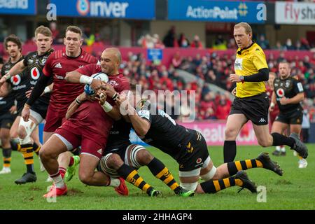 Limerick, Irland. 24th Januar 2022. Simon ZEBO von Munster will am 23. Januar 2022 beim Heineken Champions Cup, Runde 4, Pool B-Spiel zwischen Munster Rugby und Wespen im Thomond Park in Limerick, Irland, einen Versuch machen (Foto von Andrew SURMA/ Quelle: SIPA USA/Alamy Live News Stockfoto