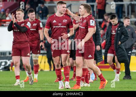 Limerick, Irland. 24th Januar 2022. Jack CROWLEY aus Munster und Andrew CONWAY aus Munster während des Heineken Champions Cup, Runde 4, Pool B Spiel zwischen Munster Rugby und Wespen im Thomond Park in Limerick, Irland am 23. Januar 2022 (Foto von Andrew SURMA/ Quelle: SIPA USA/Alamy Live News Stockfoto