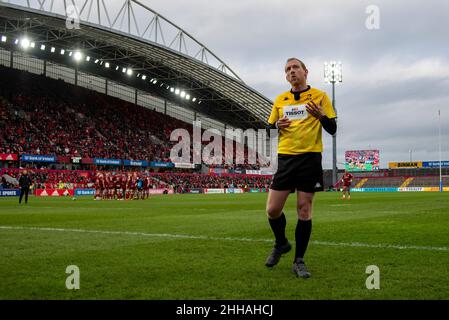 Limerick, Irland. 24th Januar 2022. Schiedsrichter TRAINININI blickt auf die große Leinwand während des Heineken Champions Cup, Runde 4, Pool B Spiel zwischen Munster Rugby und Wespen im Thomond Park in Limerick, Irland am 23. Januar 2022 (Foto von Andrew SURMA/ Quelle: SIPA USA/Alamy Live News Stockfoto