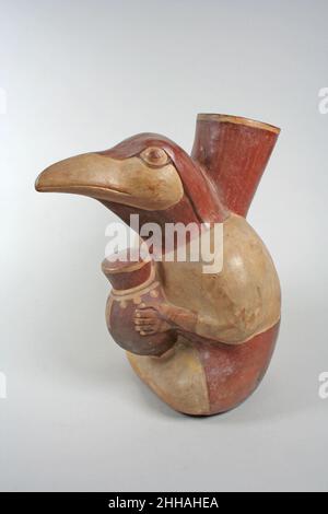 Vogelkopf Figur Schiff 3rd–6th Jahrhundert Moche Diese Keramikflasche, die eine sitzende Figur mit dem Kopf eines Vogels und dem Körper eines Menschen darstellt, wurde an der Nordküste von Peru von Künstlern der Moche-Kultur (A.D. 200–850). Moche-Töpfer sind bekannt für ihre feinen Keramiken, die eine genaue Beobachtung der Flora und Fauna sowie phantasievolle Kreationen offenbaren, die Merkmale von Mensch und Tier vereinen. Hier hat die Künstlerin ein Gefäß in eine Vogelkopfform geformt, gekleidet in die Moche-Damenkleidung aus langer Tunika und Schärpe. Die Figur selbst enthält ein Keramikglas, das mit einem einfachen Design verziert ist Stockfoto