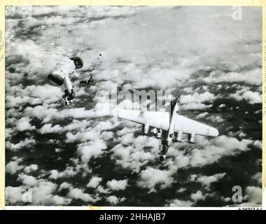 1945 - B-24 der an einem Angriff auf U-Boot-Werften in Keil und Hamburg beteiligte Liberator wird zerstört. Etwa 1000 schwere Bomber, die von 850 P-51s und P-47s begleitet wurden, waren an diesem Überfall beteiligt. Neun Bomber und vier Kämpfer meldeten Verschwundenen. Foto der US Air Force. Stockfoto