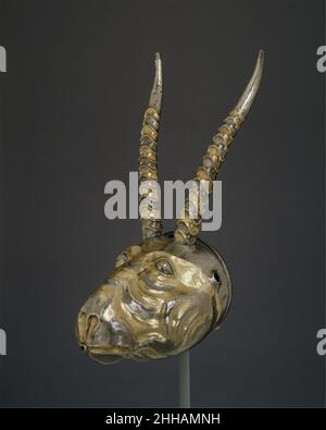 Rhyton in Form eines Saiga-Antilopenkopfes ca. 5th–6th Jahrhundert A.D. Sasanian. Rhyton in Form eines Saiga-Antilopenkopfes 324024 Stockfoto