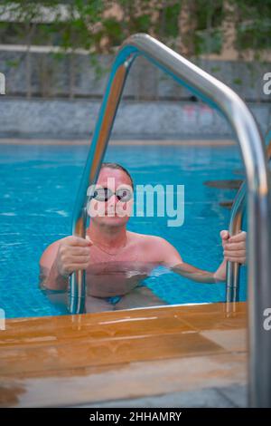 Ein Schwimmer kommt aus dem großen Pool Stockfoto