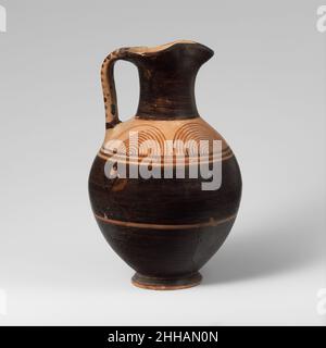 Terracotta oinochoe (Krug) Ende 10th–Anfang 9th Jahrhundert v. Chr. Griechisch, Attisch die Vasen in diesem Fall mit den Zugangsnummern, die mit 30.118.1 beginnen, gehören zu einer Lagerstätte, die im Heiligtum des Zeus auf dem Berg Hymettos in der Nähe von Athen gefunden wurde. Die Objekte datieren auf einen Zeitraum von etwa zwei Jahrhunderten, vom späten zehnten bis zum späten achten Jahrhundert v. Chr. und veranschaulichen die Art der gewöhnlichen Widmungen. Bemerkenswert ist die beträchtliche Anzahl von kleinen Stücken. Die Vasen wurden als Geschenk der griechischen Regierung erworben.Diese oinochoe und ihre Gegenstücke, 30.ll8,18, 30.118.20, 30.118.40, illustrieren die athenische Arti Stockfoto