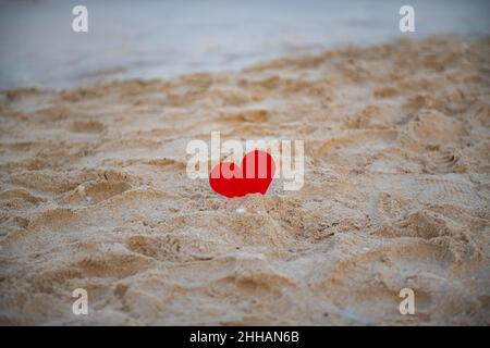 Rotes Herz im Sand am Strand Stockfoto