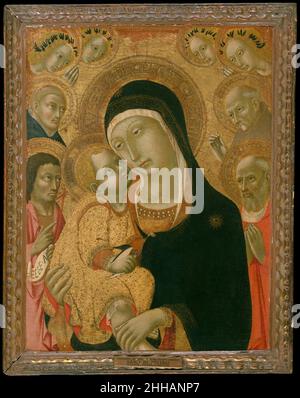 Madonna mit Kind mit den Heiligen Johannes dem Täufer, Hieronymus, Peter Martyr und Bernardino und vier Engeln Ca. 1425–vor ca. 1467 Sano di Pietro (Ansano di Pietro di Mencio) Italienisch Sano di Pietro war ein populärer und überaus produktiver Maler und Illuminator aus Siena, dessen Werkstatt zahlreiche Andachtsbilder der Madonna mit dem Kind hervorbrachte, die häufig in Büstenlänge gezeigt und von Heiligen und Engeln begleitet wurden. Die engen stilistischen Affinitäten zwischen Werken, die Sano zugeschrieben werden, und dem rätselhaften sienesischen Künstler, der als Osservanza Master bekannt ist, deuten darauf hin, dass sie eine einzige künstlerische Identität repräsentieren. IT i Stockfoto