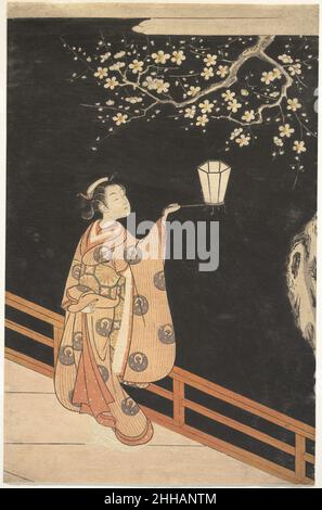 Frau bewundert die Pflaumenblüten bei Nacht Suzuki Harunobu Japanese in diesem Druck, einem der poetischen Bilder von Harunobu, steht eine nymphische Schönheit, die in einem eleganten Kimono gekleidet ist, mit einer Laterne in der Hand und blickt träumerisch auf die Pflaumenblüten. Das Bild der nächtlichen Bewunderung der Pflaumenblüten ist ein klassisches Thema in der ostasiatischen poetischen Tradition, und Harunobus lyrische Darstellung hat viel mit der Kunst der Heian-Zeit (794–1185) gemein. Die stilisierte Form der Wolke am oberen Rand des Drucks verstärkt die klassischen Referenzen. Harunobu und seine Gönner aus der Elitekaufmann- und Samurai-Klasse in der c Stockfoto