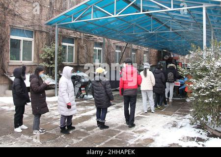 Peking, China. 23rd Januar 2022. Am 23. Januar 2022 stehen Menschen für Nukleinsäuretests an einer COVID-19-Teststelle im Bezirk Fengtai in Peking, der Hauptstadt Chinas, an. UM MIT DEN XINHUA SCHLAGZEILEN VON JAN ZU GEHEN. 24, 2022 Quelle: Tang Rufeng/Xinhua/Alamy Live News Stockfoto