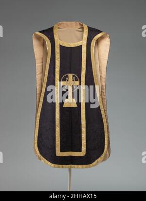 Funerary Chasuble Ende 18th–Anfang 19th Jahrhundert Italienisch, wahrscheinlich Rom dieser Chasuble wurde für die Verwendung in Beerdigungsritualen bestimmt, aus schwarzem Seidendamast mit schwarzer Seide, die auf der Rückseite mit einem goldenen Metallfadengalon umrandet wurde. Das vordere Orphrey-Band ist mit einem Kreuz über einem Grab bestickt, das Kreuz ist mit einem Band aus Metallfaden verziert, das auf Draperie hindeutet, und alle sind von einem anderen Band aus Metallfaden umgeben, dessen zarte Strahlen vom Kreis ausgehen. Die Silhouette und das Arrangement der Orphrey-Bands lassen vermuten, dass dies in Rom gemacht wurde. Grabbeigeben Stockfoto