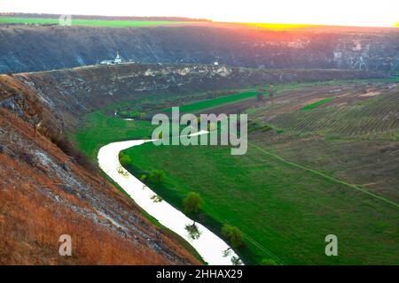 Alte Orhei Landschaft . Berühmter touristischer Ort in Moldawien . Luftaufnahme von Fluss und Wiesen mit Hügeln Stockfoto