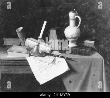 Still Life 1888 William Michael Harnett Dieses nach Harnets Rückkehr aus dem Studium in München gemalte Tischstill Life zeigt Objekte, die eleganter sind als die, die der Künstler in seinem frühen Stillleben aus Biersteins und Pfeifen oder Büchern und Tintenfells vorstellte. Die nüchterne Einstellung erlaubt ihm, sich auf die Textilien und Oberflächen eines gut beleuchteten Frieses von Objekten zu konzentrieren: Abgenutzte Bücher mit vergoldeten Dornen und gebräunten Seiten, ein Piccolo und einige befleckte, zerrissene Notenblätter, die vom Tischrand hängen. Einige dieser Gegenstände, zum Beispiel das große holländische Glas, sind vertraute Modelle, die Harnett besaß und wiederholt verwendete; aber A Stockfoto