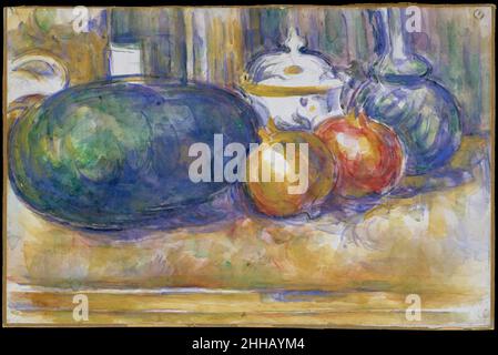 Stillleben mit einer Wassermelone und Granatäpfeln 1900–1906 Paul Cézanne Französisch von den rund zwanzig Aquarell-Stillleben, die Cézanne in seinen letzten Jahren produzierte, gehört dieses Werk zu den am meisten verwirklichten. Mit fließenden, gesättigten Farbschlägen lenkt der Künstler die Aufmerksamkeit auf seine Fähigkeiten der Beobachtung – seine Aufmerksamkeit auf die Spiegelungen zwischen Objekten ist selten so offensichtlich – und der Schöpfung. Die abgerundeten Objekte, die sich gruppieren, darunter eine quälende Wassermelone, zwei Granatäpfel, eine knollige Glasvase oder Karaffe und eine Zuckerschale, die aus dem reservierten Weiß des Papiers herangezaubert wird, haben beide eine volumetrische Qual Stockfoto