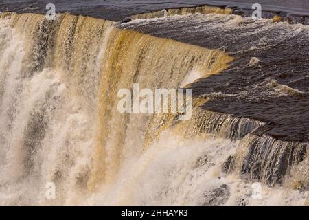 Dunkles Wasser rauscht über den Brink an den Kakabeka Falls in Ontario, Kanada Stockfoto