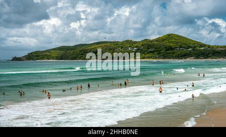 Byron Bay, NSW, Australien - Main Beach mit dem Leuchtturm im Hintergrund Stockfoto