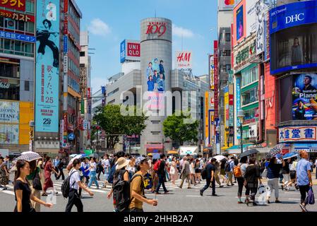 Shibuya Scramble Crossing ist eine weltberühmte und ikonische Kreuzung in Shibuya, Tokio, Japan. Shibuya Scramble Durchquert Tokio, Japan. Stockfoto