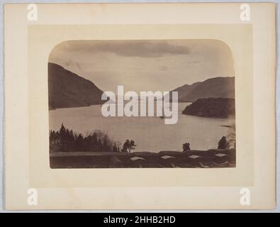[Hudson River gesehen von der United State Military Academy in West Point, New York] 1867 George Kendall Warren der Amerikaner Warren, der von 1851 bis 1870 in Lowell, Massachusetts, lebte, arbeitete zunächst als Daguerreotypist und später als Auftragsfotograf für Northeastern Colleges. Er stellte den Studenten Klassenportraits und schöne Ansichten ihrer Schulumgegend für Kollegialalalben und Schlafsäle zur Verfügung. In dieser eleganten Studie der berühmten Hudson River Topographie und Catskill Mountain Foothills, Warren platziert seine große Kamera direkt über den Artilleriekanonen nach Norden von der gr Stockfoto